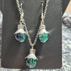 Chic Silver and Green Necklace Set